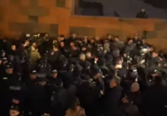 10 епископов с помощью силовиков попытались войти в церковь